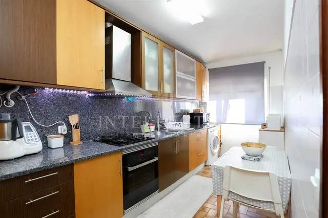 T2 Apartment for Sale in Torre da Marinha, Seixal